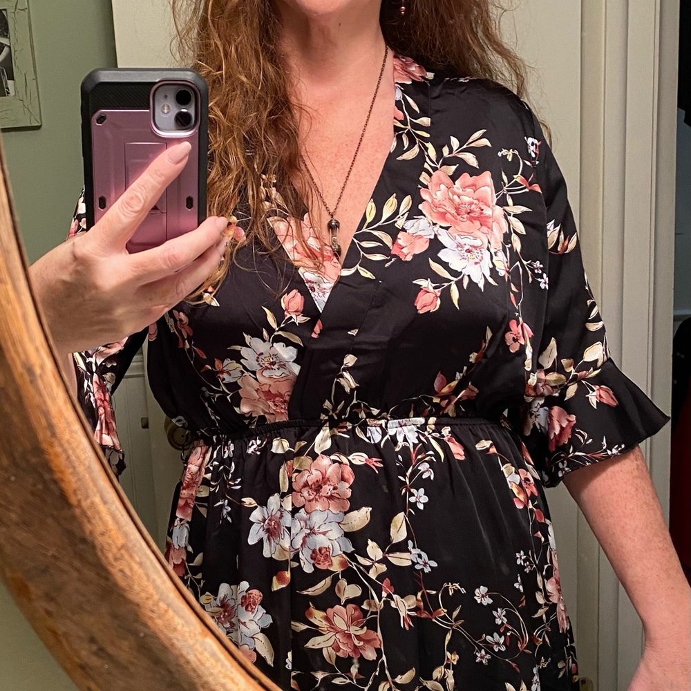 Boohoo brand - pretty black floral dress - Picture 5 of 8